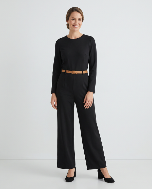 Damen Jumpsuits – Frau im schwarzen Jumpsuit