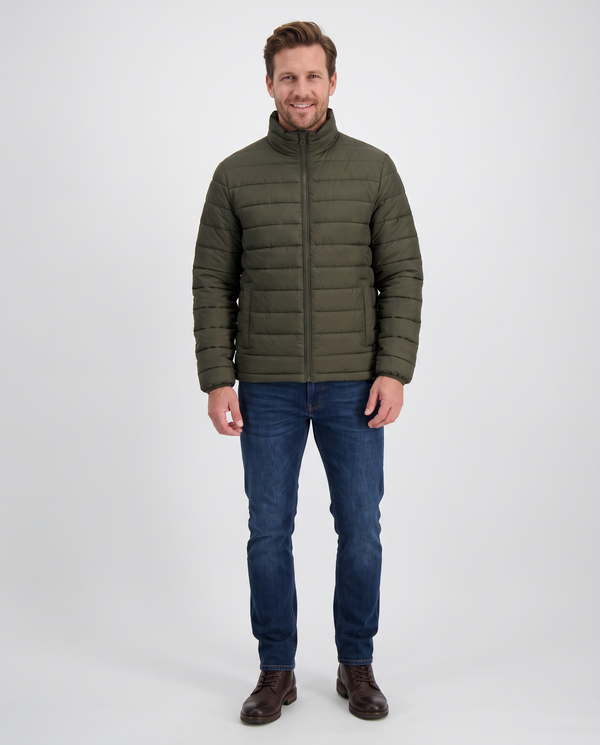 Herren Steppjacken – Mann in olivgrüner Steppjacke