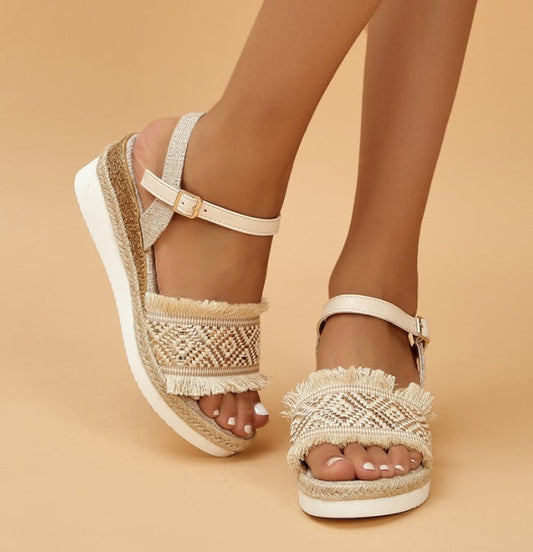 Cremefarbene Damen-Keilsandalen mit geflochtenem Muster - Arabelle