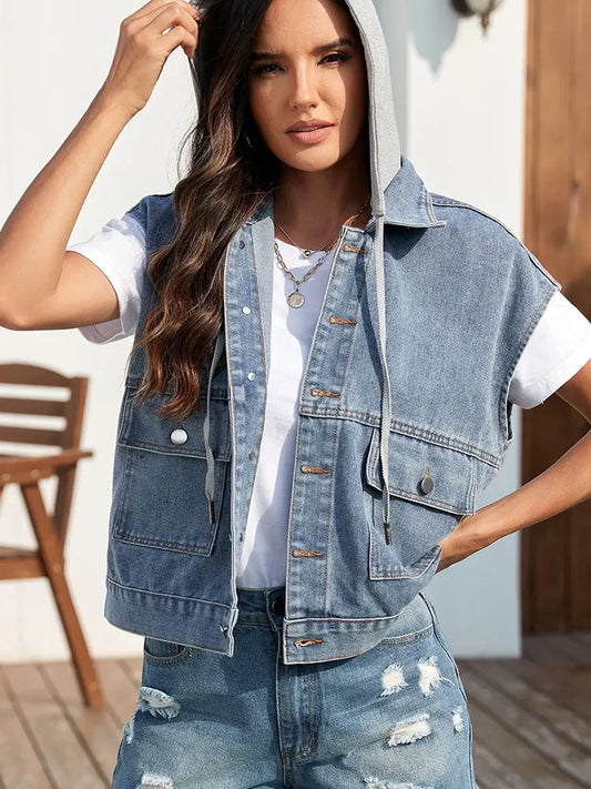 Jeansweste im Used-Look in leichter Ausführung mit figurbetontem Schnitt und Knopfverschluss