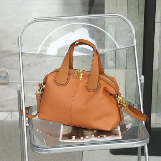 Damenhandtasche aus Kunstleder mit Metallbeschlägen im strukturierten Stil - Marcela