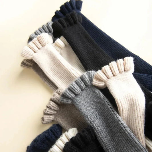 Lilia - Gerippter Rollkragenpullover mit Rüschenkragen