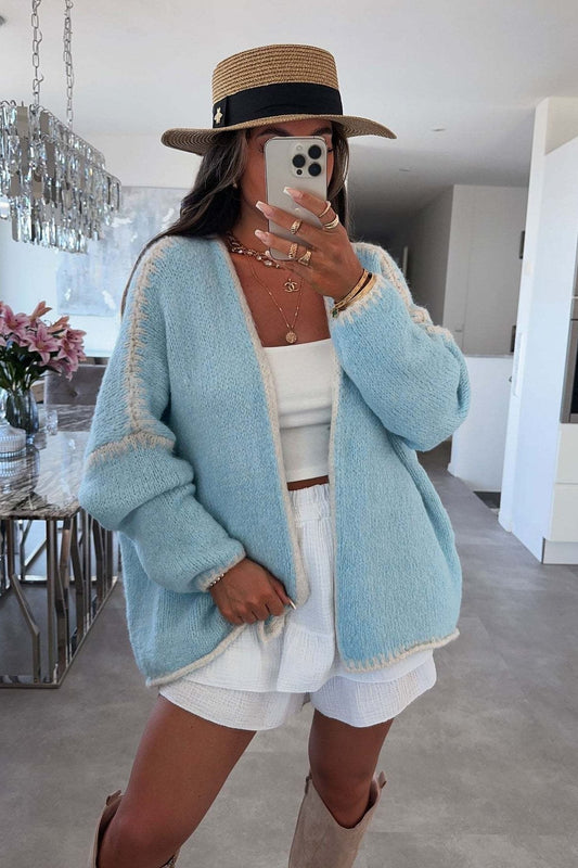Lockere Damen-Strickjacke mit kontrastierenden Rippenbündchen und langen Ärmeln – Selmara