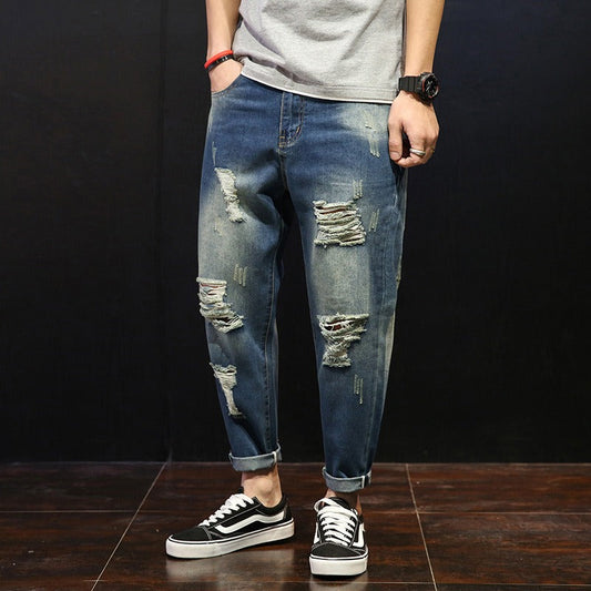 Gerade Herrenjeans mit abgenutztem Riss-Effekt - David