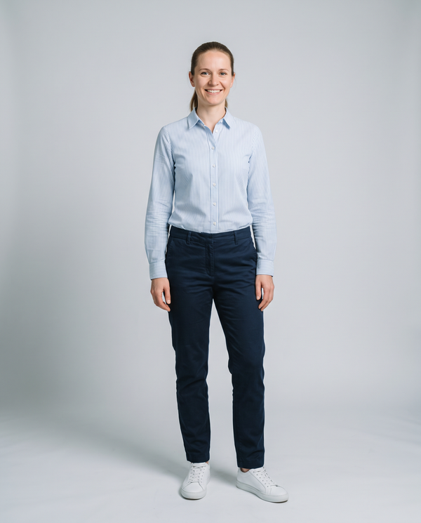 Damen Blusen – Frau in Streifenbluse