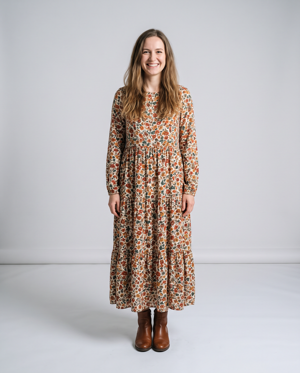 Damen Maxikleider – Frau im Blumen-Maxikleid