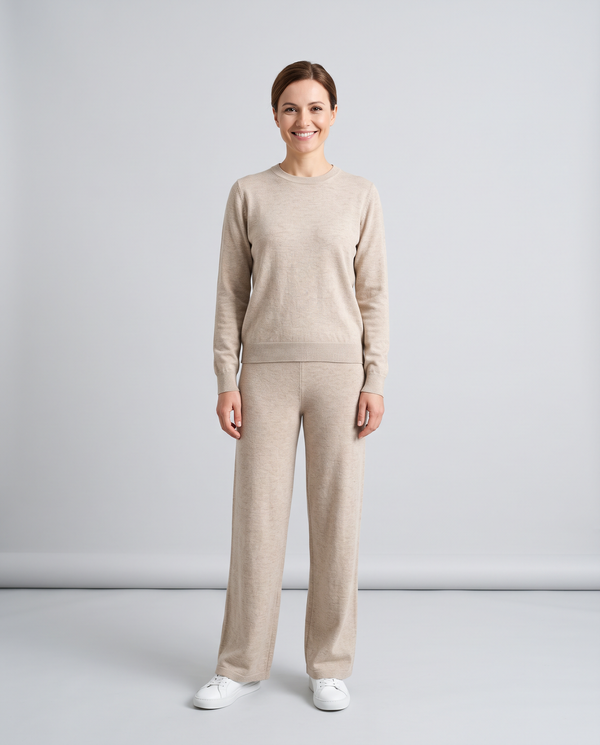 Damen Sets & Kostüme – Frau im beigen Strick-Set