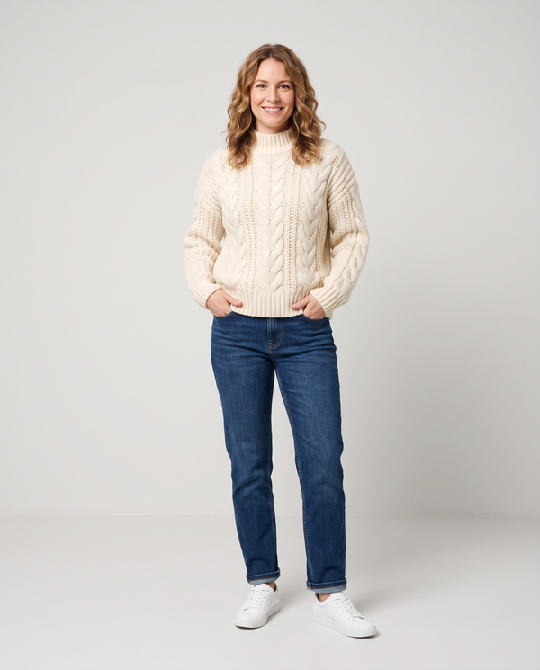 Damen Strickpullover – Frau im cremefarbenen Zopfstrick