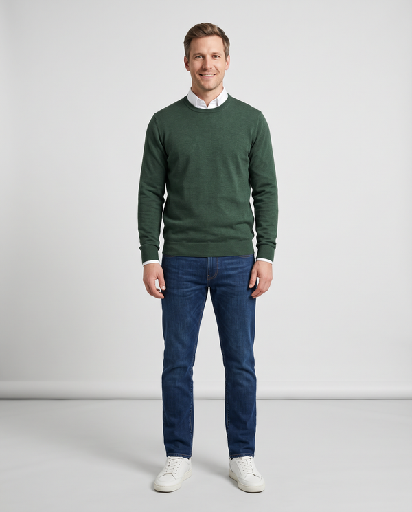 Herren Pullover – Mann im waldgrünen Pullover