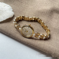 Damenarmbanduhr mit Metallarmband und Perlen