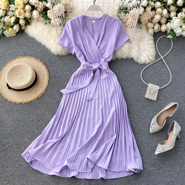 Marbella - Knielanges Plissiertes Kleid mit Hoher Taille und V-Ausschnitt in Einfarbig