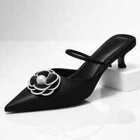 Damen Slingback-Schuh mit niedrigem Absatz und applizierter Blume - Vivienne