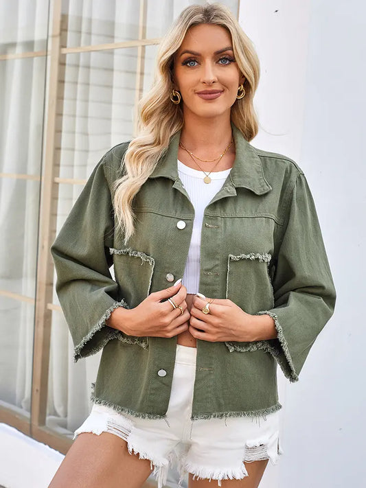 Jeansjacke im Used-Look in leichter Ausführung mit Knopfverschluss und Taschen