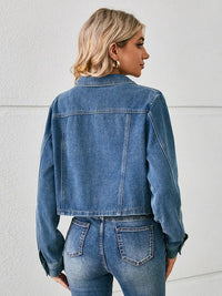 Jeansjacke im kurzen Schnitt mit Knopfverschluss und Taschen