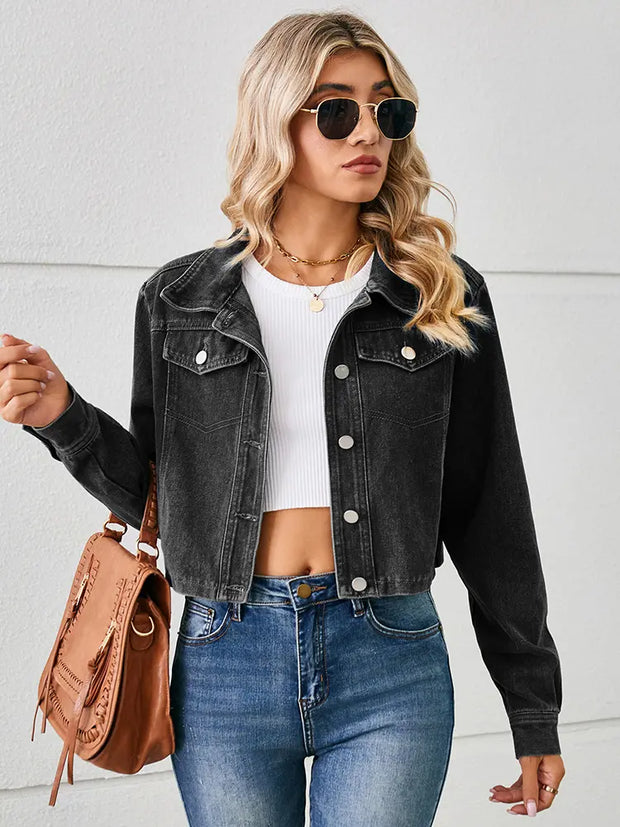 Jeansjacke im kurzen Schnitt mit Knopfverschluss und Taschen