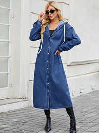 Jeansjacke in leichter Ausführung mit Kapuze und Knopfverschluss
