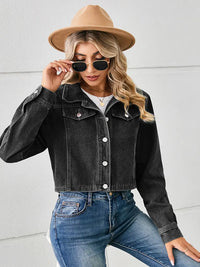 Jeansjacke im kurzen Schnitt mit Knopfverschluss und Taschen