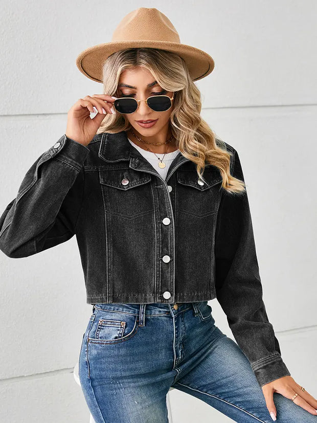 Jeansjacke im kurzen Schnitt mit Knopfverschluss und Taschen