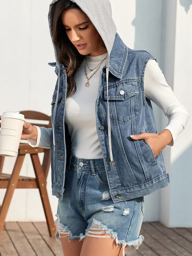 Jeansweste im Used-Look in leichter Ausführung mit Knopfverschluss und lockerer Passform