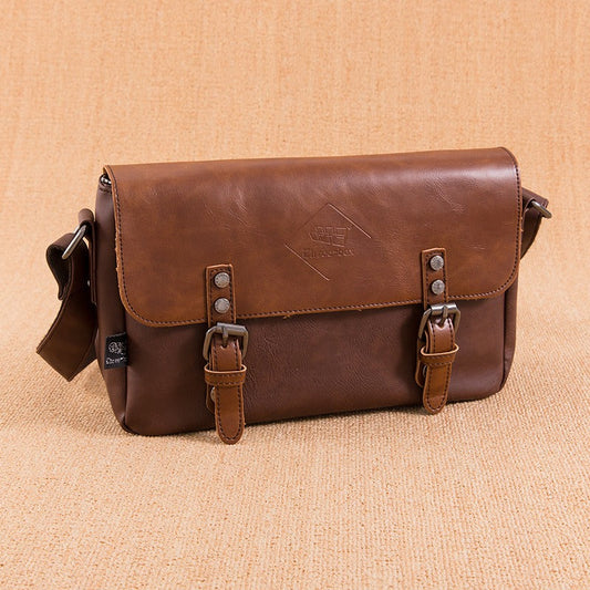 Herren-Umhängetasche aus Kunstleder mit Vintage-Schnallen - Matthew