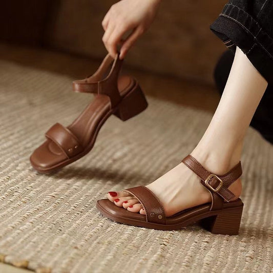Quadratische Damen-Sandalen mit breitem Absatz und verstellbarem Riemen - Mireille