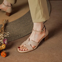 Flache Damensandalen aus Kunstleder mit minimalistischem Design - Martina