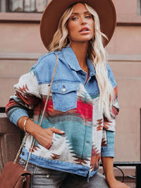 Jeansjacke im kurzen Schnitt im Used-Look mit figurbetontem Schnitt und Farbblock-Design