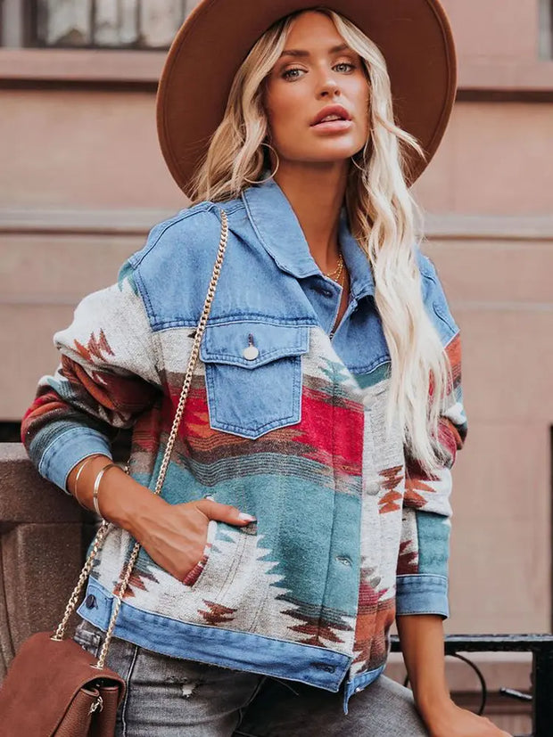 Jeansjacke im kurzen Schnitt im Used-Look mit figurbetontem Schnitt und Farbblock-Design