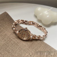 Damenarmbanduhr mit Metallarmband und Perlen