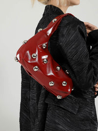 Damen-Umhängetasche mit dekorativen Metalldetails