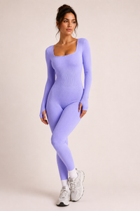 Langer Damen-Jumpsuit mit Rippmuster, quadratischem Ausschnitt und langen Ärmeln, figurbetont – Adelinde