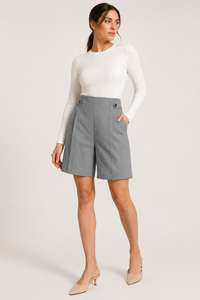 Hochgeschlossene Damen-Shorts mit seitlichen Knöpfen - Maren