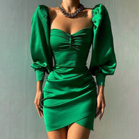 Mona - Eng anliegendes Abendkleid mit quadratischem Ausschnitt