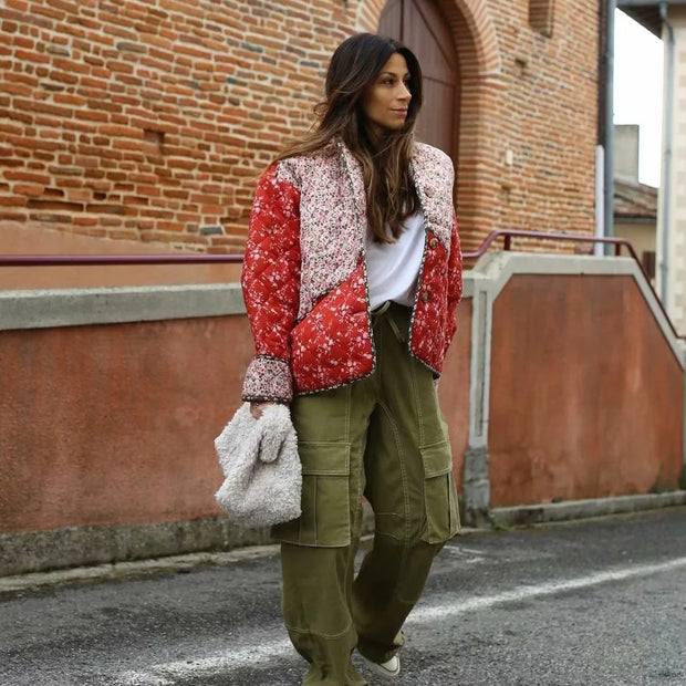 Steppjacke mit Blumenmuster und Ethno-Muster im Steppdesign