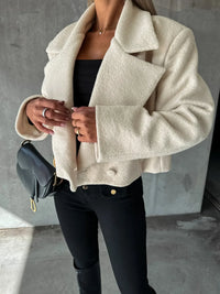Kurzer Damenmantel mit Revers und Oversize-Schnitt – Annika