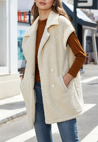Lange Damenweste im Lammfell-Look mit kontrastfarbenen Revers – Margaret