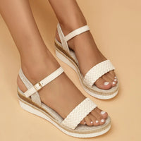 Cremefarbene Damen-Keilsandalen mit geflochtenem Muster - Arabelle