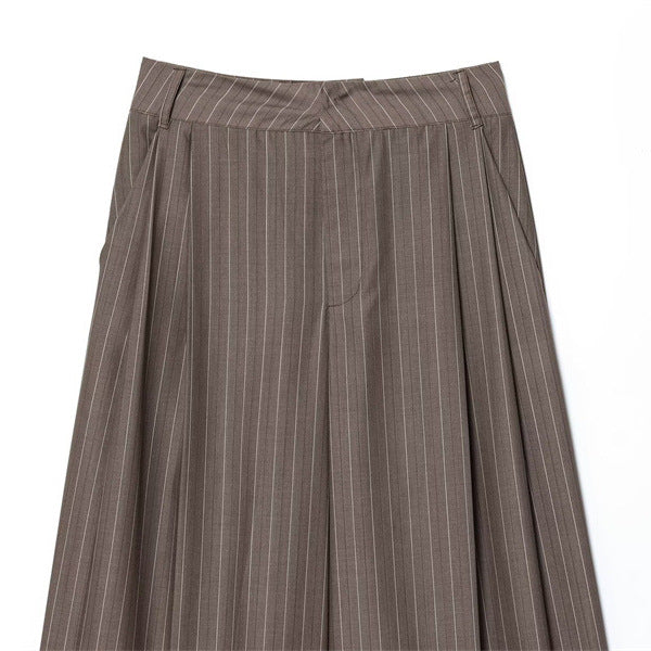 Weit geschnittene Damenhose mit doppelten Abnähern - Wensy
