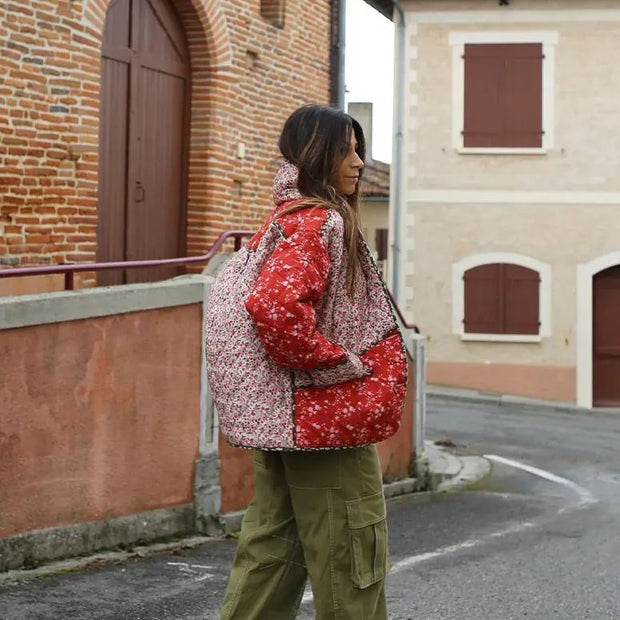 Steppjacke mit Blumenmuster und Ethno-Muster im Steppdesign