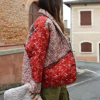 Steppjacke mit Blumenmuster und Ethno-Muster im Steppdesign