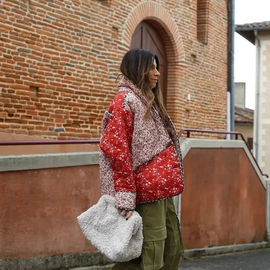 Steppjacke mit Blumenmuster und Ethno-Muster im Steppdesign
