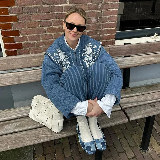 Jeansjacke mit Blumenstickerei und Stehkragen