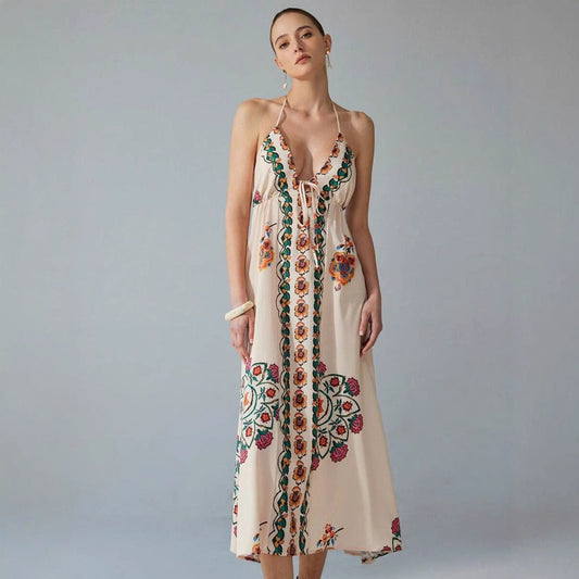 Langes Kleid mit Neckholderausschnitt und Blumenstickerei - Elara