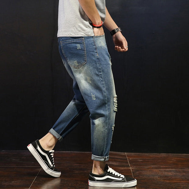Gerade Herrenjeans mit abgenutztem Riss-Effekt - David
