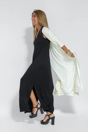 Schwarzes Kleid + weiße Weste