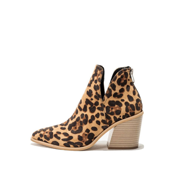 Kenia - Wildlederstiefel mit spitzer Spitze und Kerbschnitt und klobigem Absatz